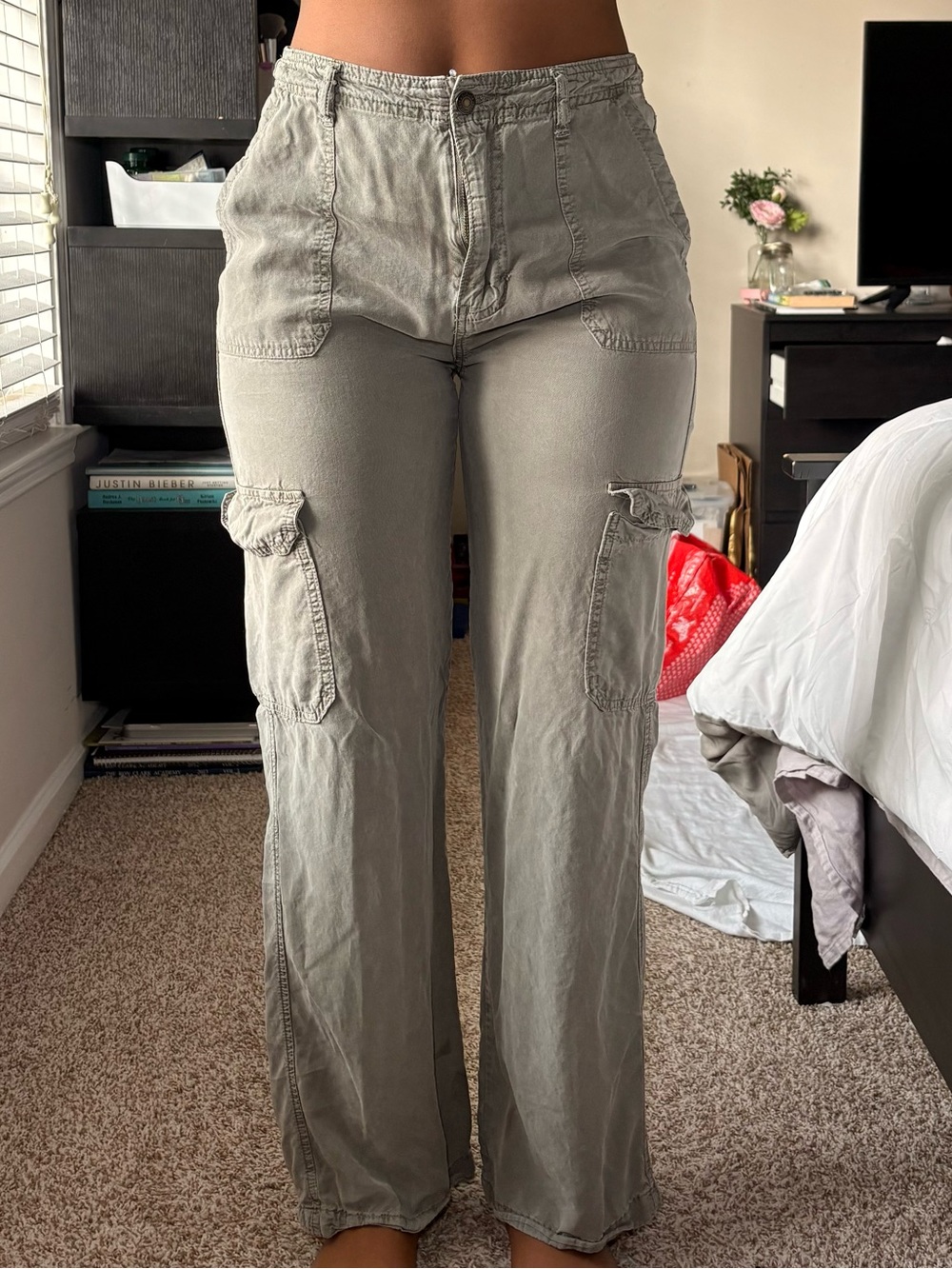 Mid-Rise Wide-Leg Cargo Pants in Olive Gray
